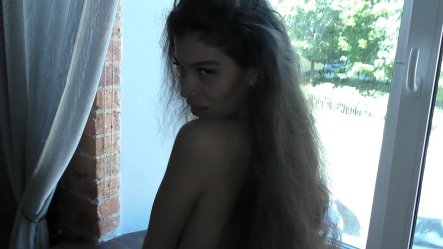 Spying on My Stepdaughter ! It S Good That My Wife Went to Work small screenshot